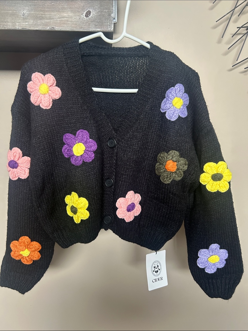 NWT CIDER KNIT V-NECK BUTTON FLOWER Sz S